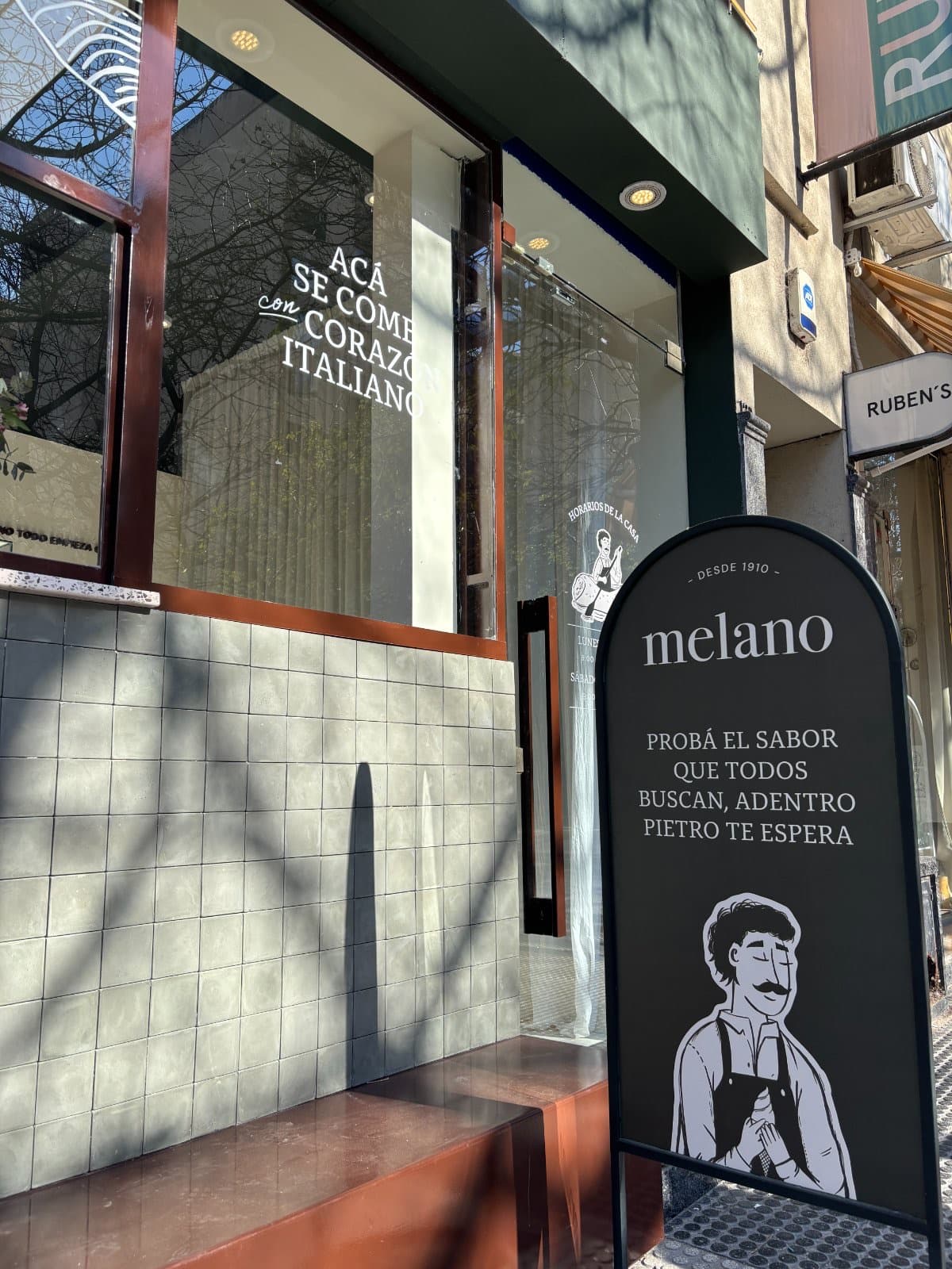 Fachada de un local Melano con el cartel de Pietro
