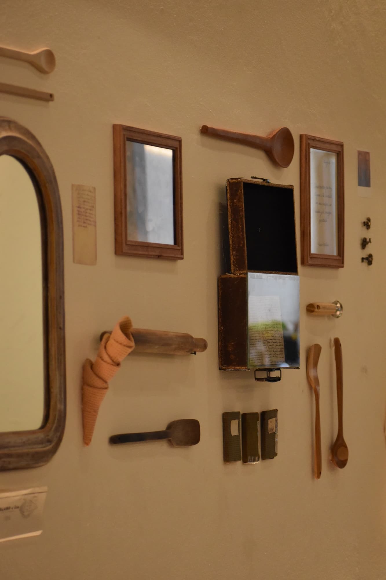 Pared con objetos y recetas de la familia